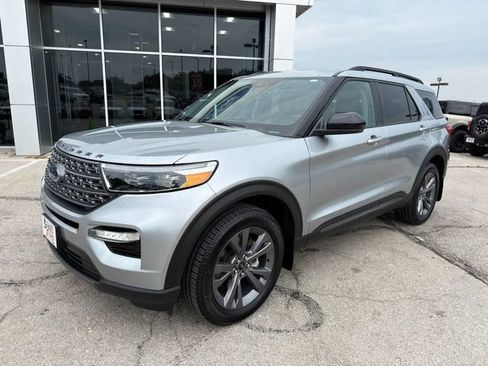 Used 2023 Ford Explorer XLT w/ Equipment Group 202A AWD/4WD image 3