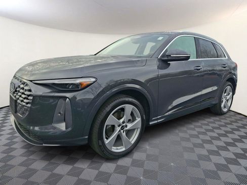 Certified 2025 Audi Q5 Prestige image 3