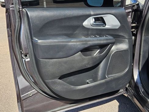 Used 2020 Chrysler Pacifica Touring w/ Advanced Safetytec Group FWD image 9