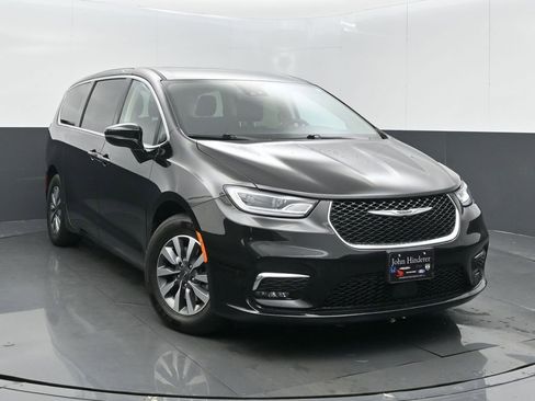 Certified 2024 Chrysler Pacifica Select image 2