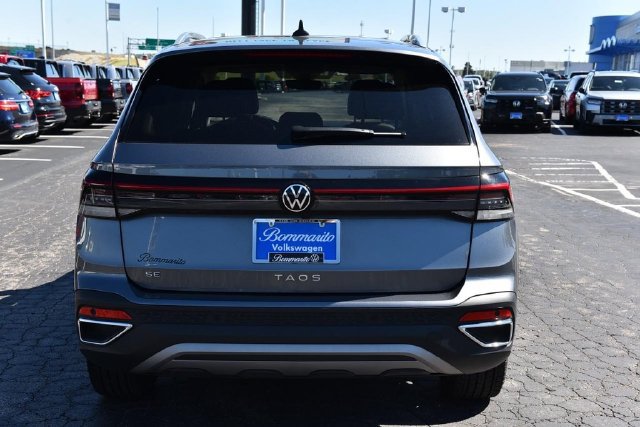 Used 2025 Volkswagen Taos SE w/ Panoramic Sunroof Package FWD image 6