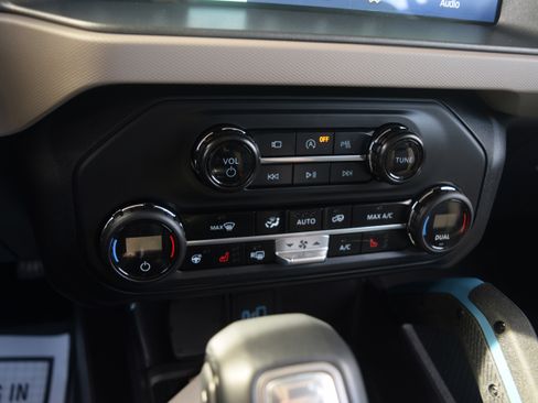 Used 2024 Ford Bronco Wildtrak image 11