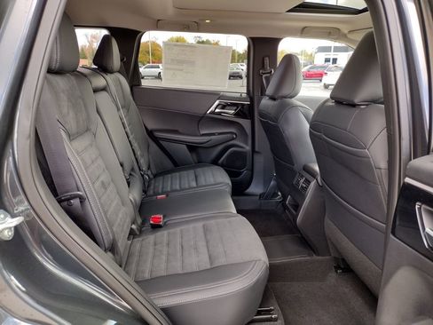 New 2025 Mitsubishi Outlander SE image 10