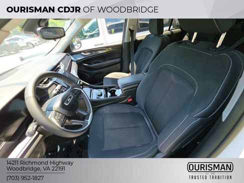 Used 2023 Jeep Grand Cherokee Laredo AWD/4WD image 6
