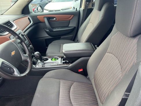 Used 2017 Chevrolet Traverse LT w/ Style and Technology Package image 12