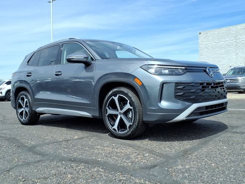 New 2026 Volkswagen Tiguan SE FWD image 1