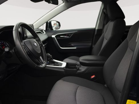 Used 2019 Toyota RAV4 XLE w/ Convenience Package image 2