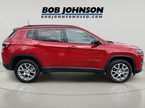 Used 2023 Jeep Compass Latitude AWD/4WD image 2