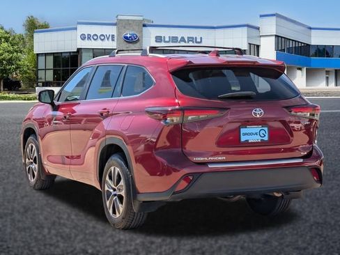 Used 2025 Toyota Highlander XLE AWD/4WD image 3