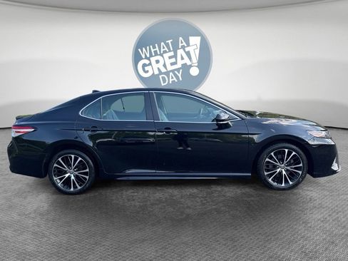 Used 2020 Toyota Camry SE w/ Cold Weather Package AWD/4WD image 2