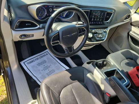 Used 2020 Chrysler Pacifica Touring-L Plus w/ Advanced Safetytec Group FWD image 14