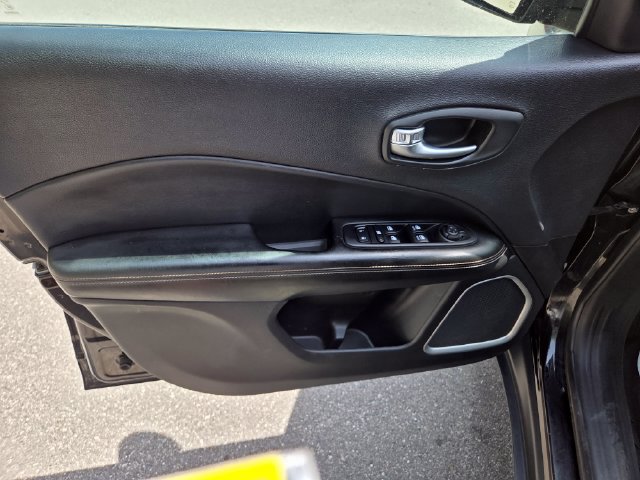 Used 2018 Jeep Compass Latitude w/ Cold Weather Group FWD image 12