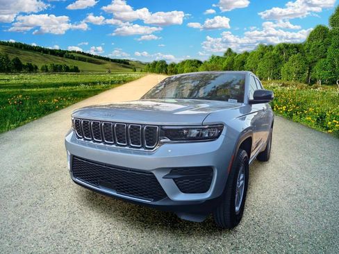 Certified 2025 Jeep Grand Cherokee Laredo RWD image 3