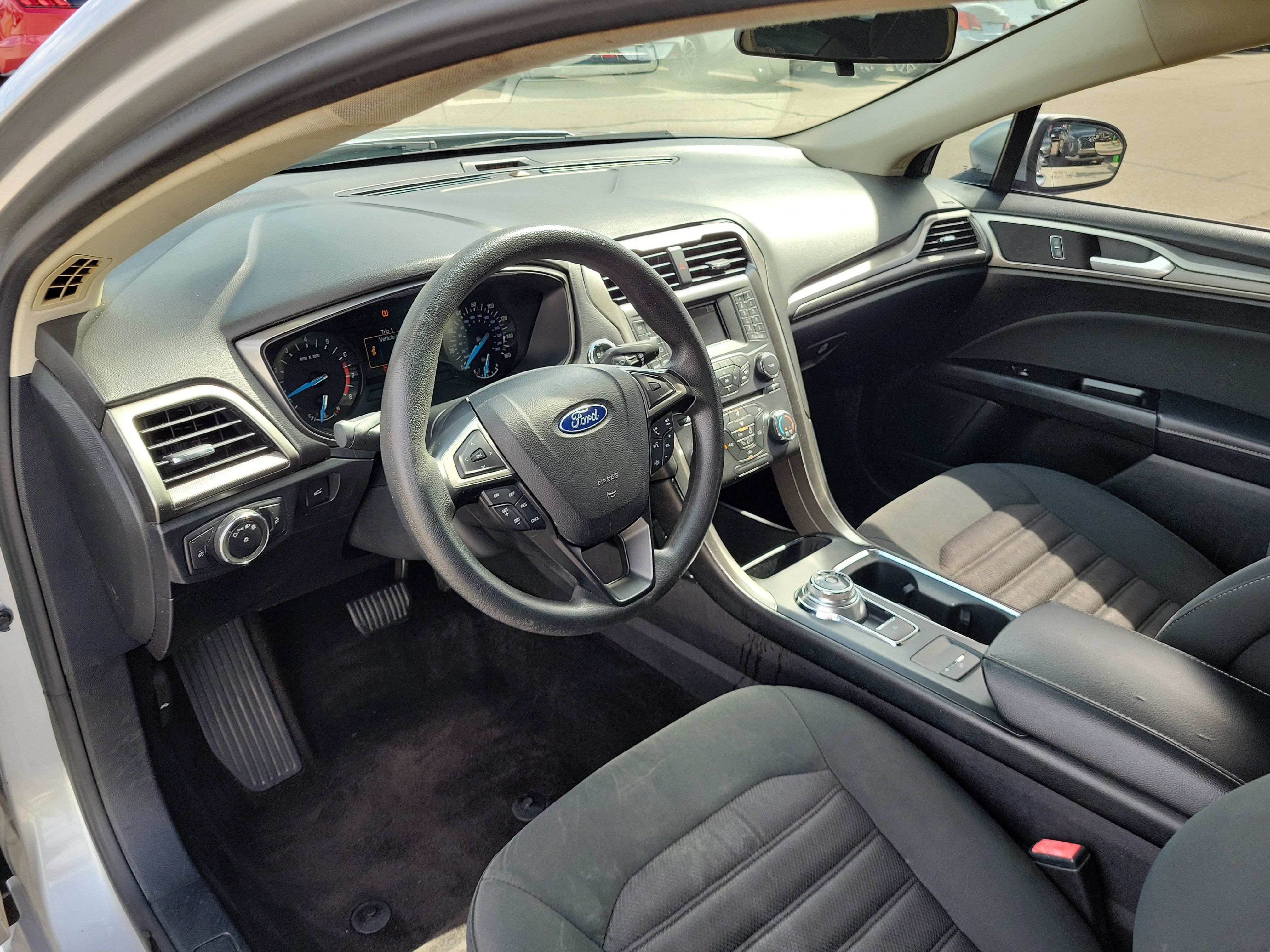 Used 2017 Ford Fusion SE FWD image 17