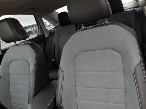 Certified 2025 Volkswagen Jetta SE w/ Sunroof Package image 21