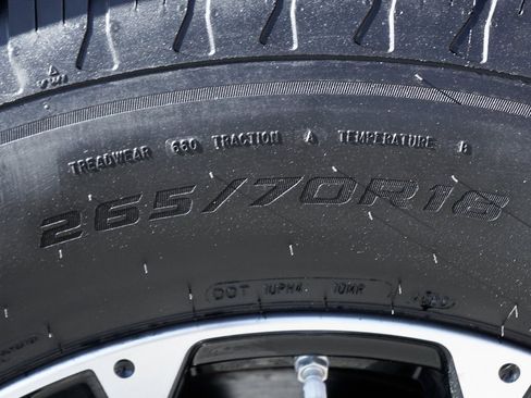 Used 2022 Nissan Titan SV image 40