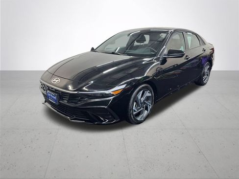 Used 2025 Hyundai Elantra SEL FWD image 2