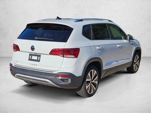 Used 2023 Volkswagen Taos SE w/ Panoramic Sunroof Package FWD image 5