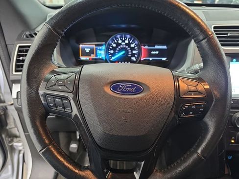 Used 2017 Ford Explorer XLT w/ Equipment Group 202A AWD/4WD image 13