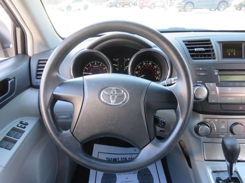 Used 2012 Toyota Highlander Base 4dr SUV (2.7L l4) image 14