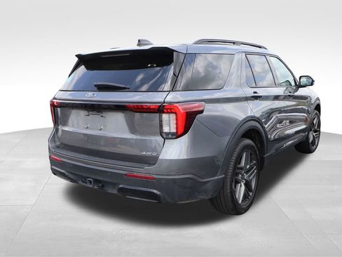 Used 2025 Ford Explorer ST-Line w/ ST-Line Street Pack image 17