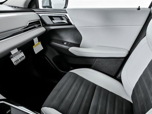 New 2025 Mitsubishi Outlander SE image 25