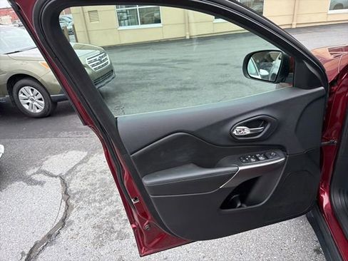 Used 2019 Jeep Cherokee Latitude Plus w/ Cold Weather Group image 13