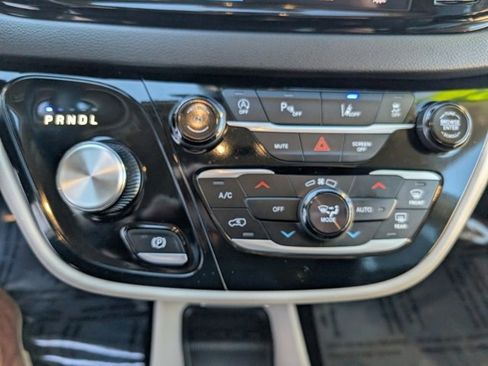 Used 2024 Chrysler Pacifica Touring-L image 15