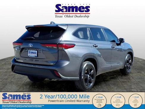 Used 2023 Toyota Highlander LE FWD image 3