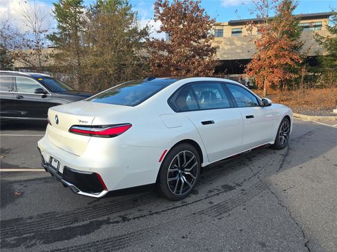 Used 2024 BMW 740i image 3