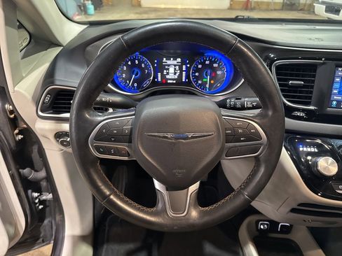 Used 2020 Chrysler Pacifica Touring-L image 20