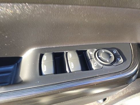 Used 2023 GMC Acadia SLT w/ Preferred Package image 13