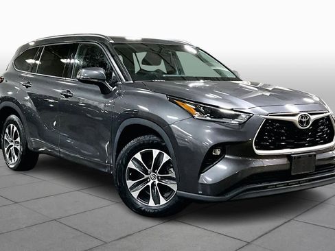 Used 2021 Toyota Highlander XLE image 3