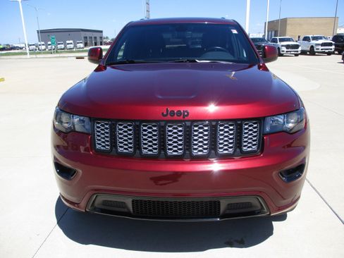 Used 2022 Jeep Grand Cherokee Laredo X image 9