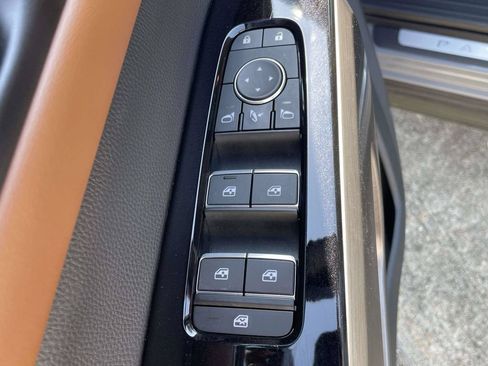 Used 2024 Nissan Pathfinder Platinum FWD image 16