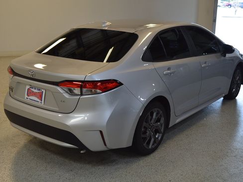 Used 2020 Toyota Corolla LE FWD image 3