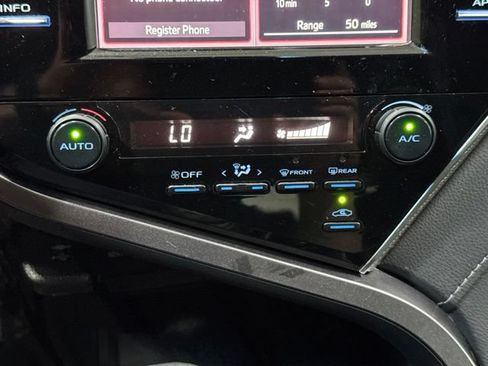 Used 2018 Toyota Camry SE FWD image 17