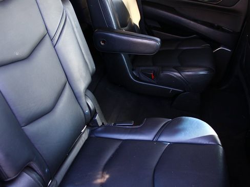 Used 2015 Cadillac Escalade Luxury image 8