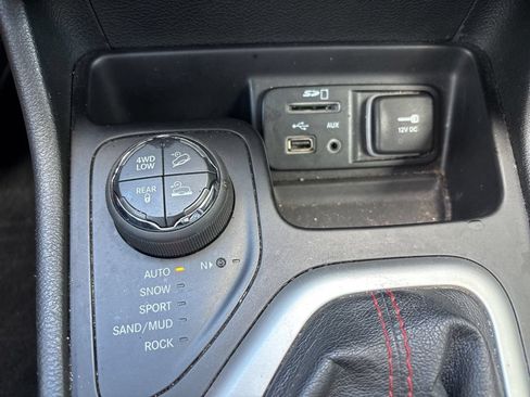 Used 2015 Jeep Cherokee Trailhawk w/ Comfort/Convenience Group AWD/4WD image 32