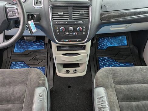 Used 2018 Dodge Grand Caravan SE w/ UConnect Hands-Free Group image 18