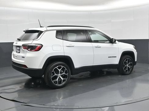 Used 2024 Jeep Compass Latitude w/ Altitude Special Edition AWD/4WD image 4