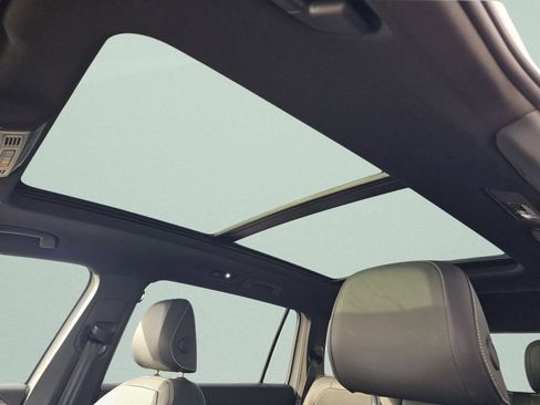 Used 2022 Volkswagen Tiguan SEL R-Line image 8