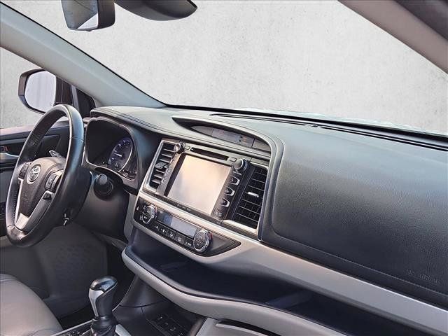Used 2018 Toyota Highlander XLE AWD/4WD image 22