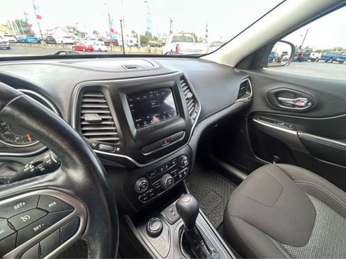 Used 2020 Jeep Cherokee Latitude w/ Cold Weather Group AWD/4WD image 24