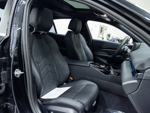 Certified 2025 BMW 530i image 25