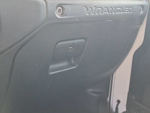 Used 2021 Jeep Wrangler Unlimited Rubicon AWD/4WD image 17