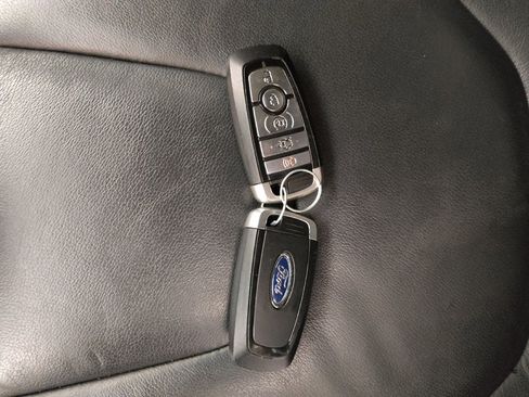 Used 2019 Ford Edge Titanium image 32