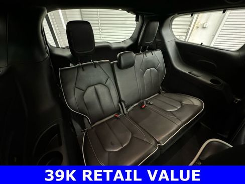 Used 2025 Chrysler Pacifica Limited image 19