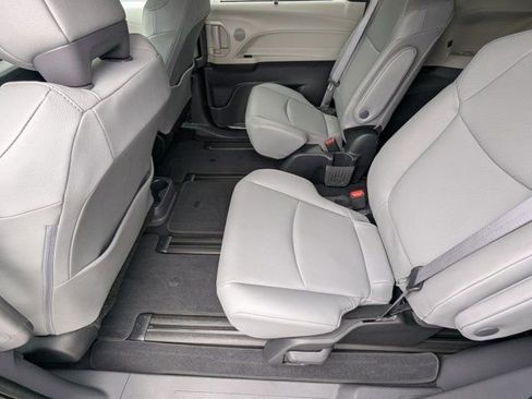 Used 2024 Toyota Sienna XLE FWD image 17