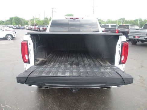 Used 2024 GMC Sierra 1500 AT4 w/ Technology Package AWD/4WD image 9